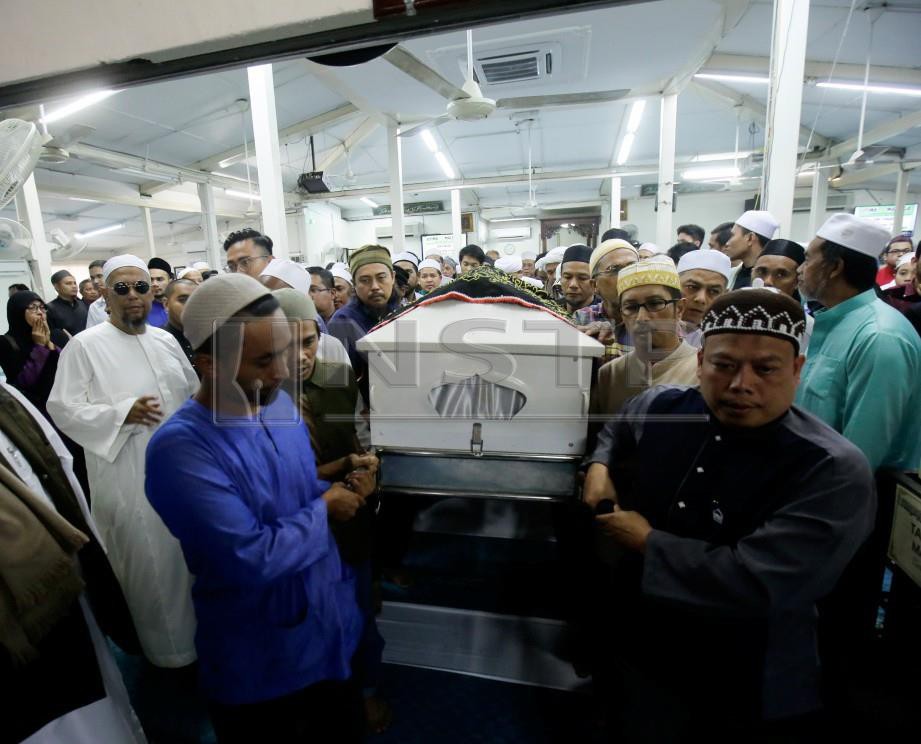 BOB Lokman mengiringi jenazah anaknya Mohamad Adam Mohd Hakim Lokman ketika majlis pengebumian jenazah di Masjid Jamek Al Hikmah, Kuang. FOTO - Syarafiq Abd Samad / NSTP