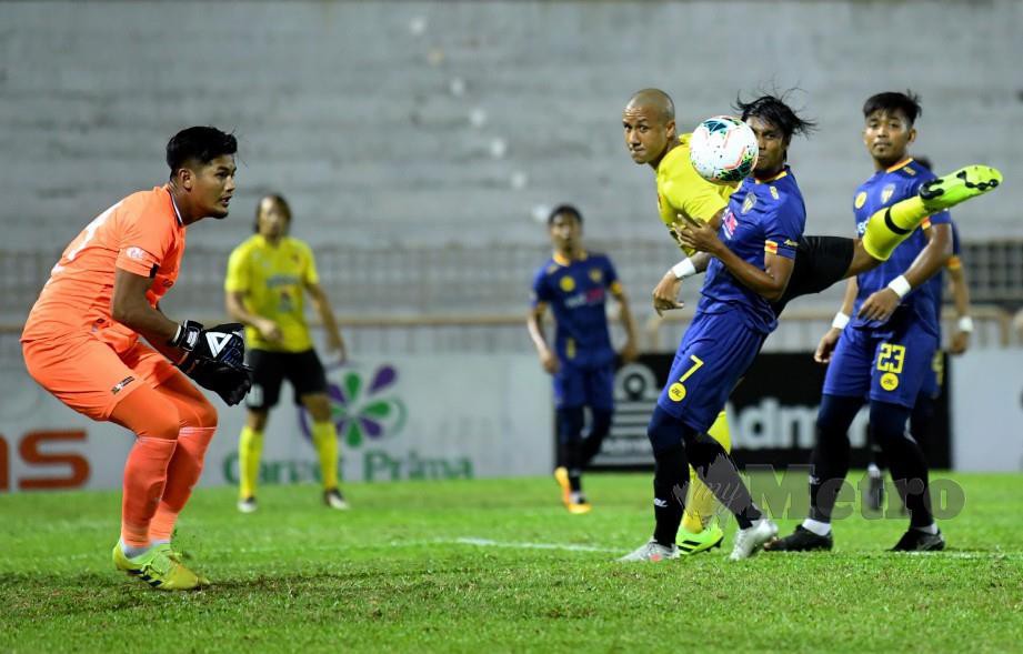 Penyerang Negeri Sembilan, Igor Luiz (jersi kuning) cuba menanduk bola pada aksi berdepan TFC II. FOTO Bernama 