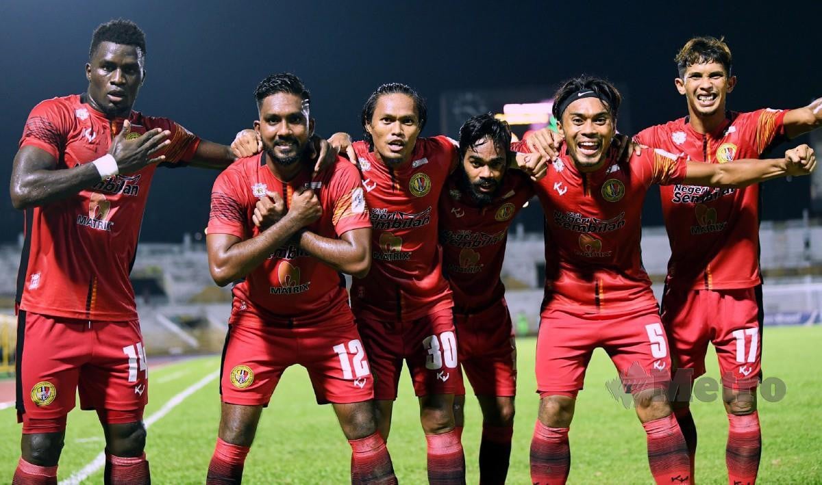 BARATHKUMAR (dua, kiri) meraikan jaringan gol bersama rakan sepasukan ketika menentang pasukan PDRM pada perlawanan Liga Perdana di Stadium Tuanku Abdul Rahman, Paroi malam ini. FOTO Bernama