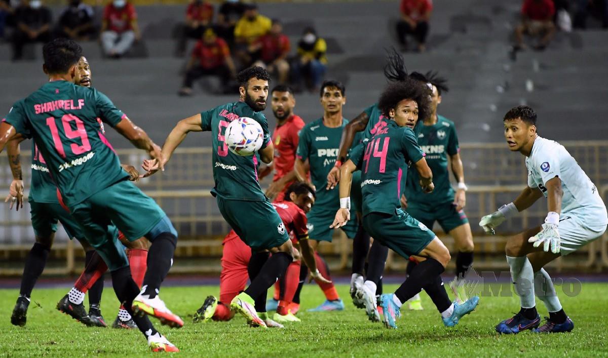 PEMAIN Selangor (jersi hijau) mengawal ketat pemain Negeri Sembilan pada perlawanan Liga Super di Stadium Tuanku Abdul Rahman, Paroi, malam ini. FOTO Bernama