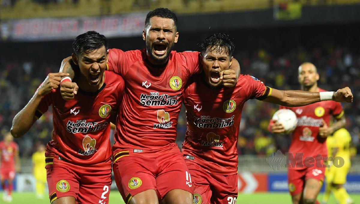 PEMAIN Negeri Sembilan FC meraikan kemenangan 3-2 ketika menentang Penang FC, di Stadium Tuanku Abdul Rahman, Paroi,  malam ini. FOTO Bernama