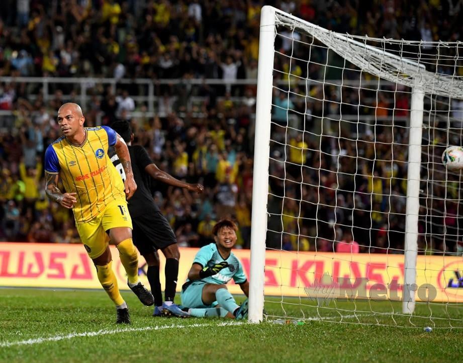 Ivan Carlos (kiri) menjaringkan gol pembukaan Pahang. FOTO Bernama 