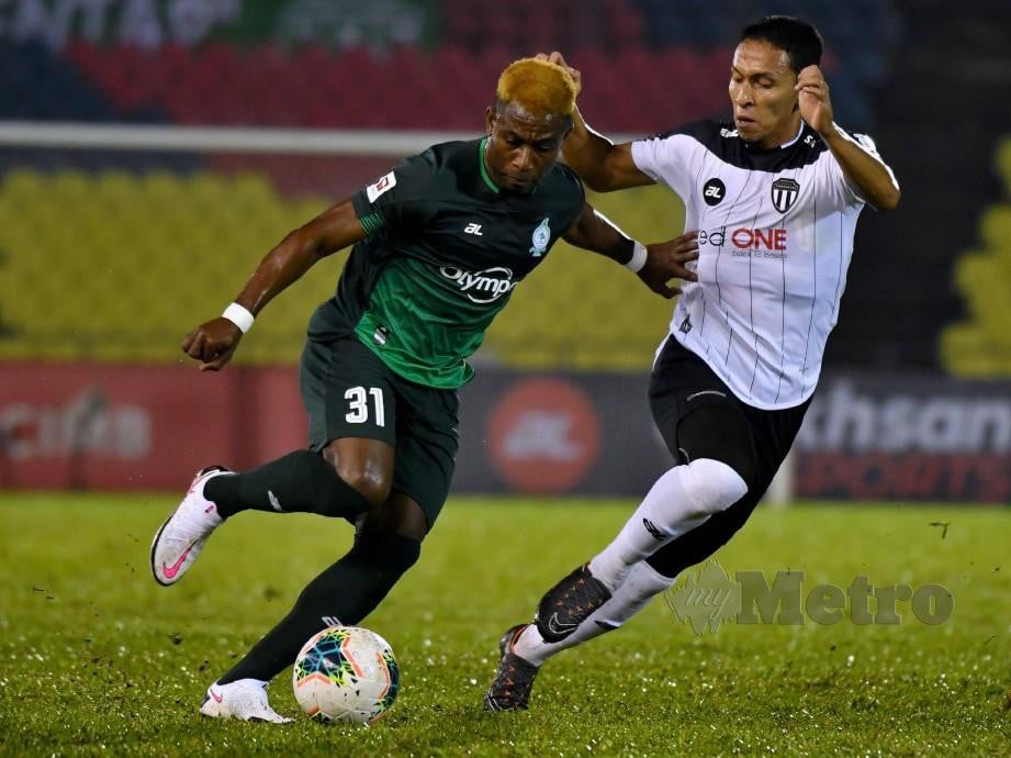 PEMAIN Melaka United, Sony Norde (kiri) cuba melepasi asakan pemain Terengganu FC, Mohamad Nasir Basharudin pada perlawanan Liga Super di Stadium Hang Jebat semalam. FOTO Bernama