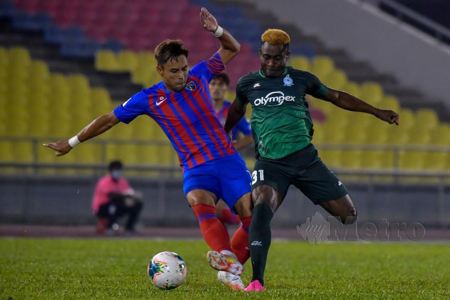 Pemain Melaka United Sony Norde (Kanan) Diasak Pemain Jdt Dalam Aksi Liga Super. Foto Bernama