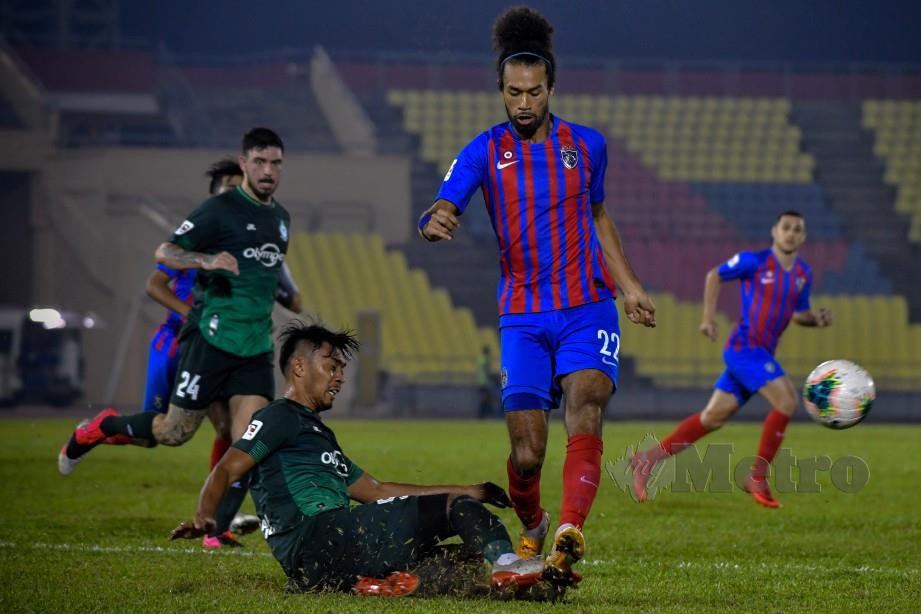 PEMAIN JDT, Corbin-Ong (tengah) diasak pemain Melaka United, Annas Rahmat pada perlawanan Liga Super di Stadium Hang Jebat Krubong, semalam. FOTO Bernama 