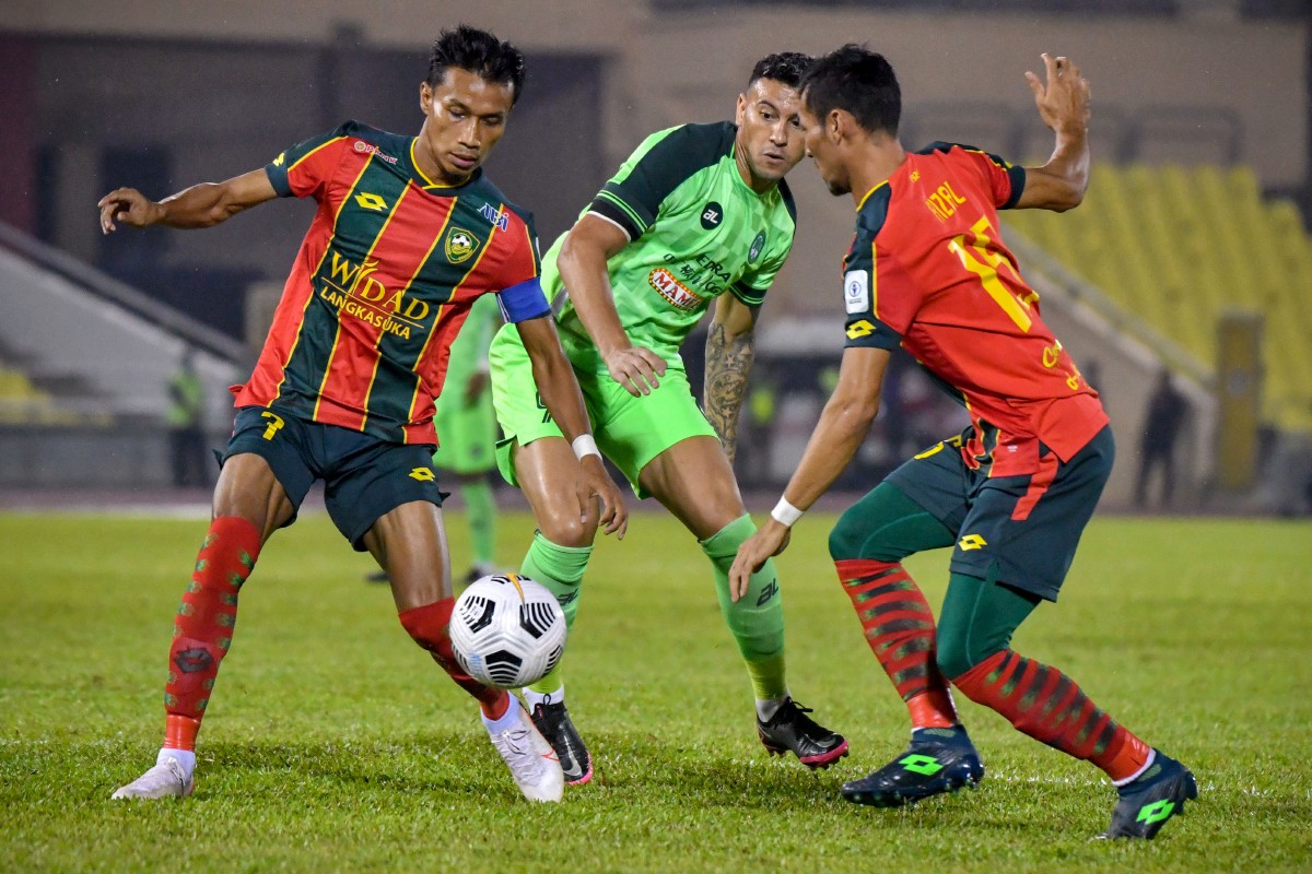 Aksi Kapten KDA FC, Baddrol Bakhtiar (kiri) ketika cuba menghalang kemaraan pemain Melaka United FC dalam saingan Liga Super. 