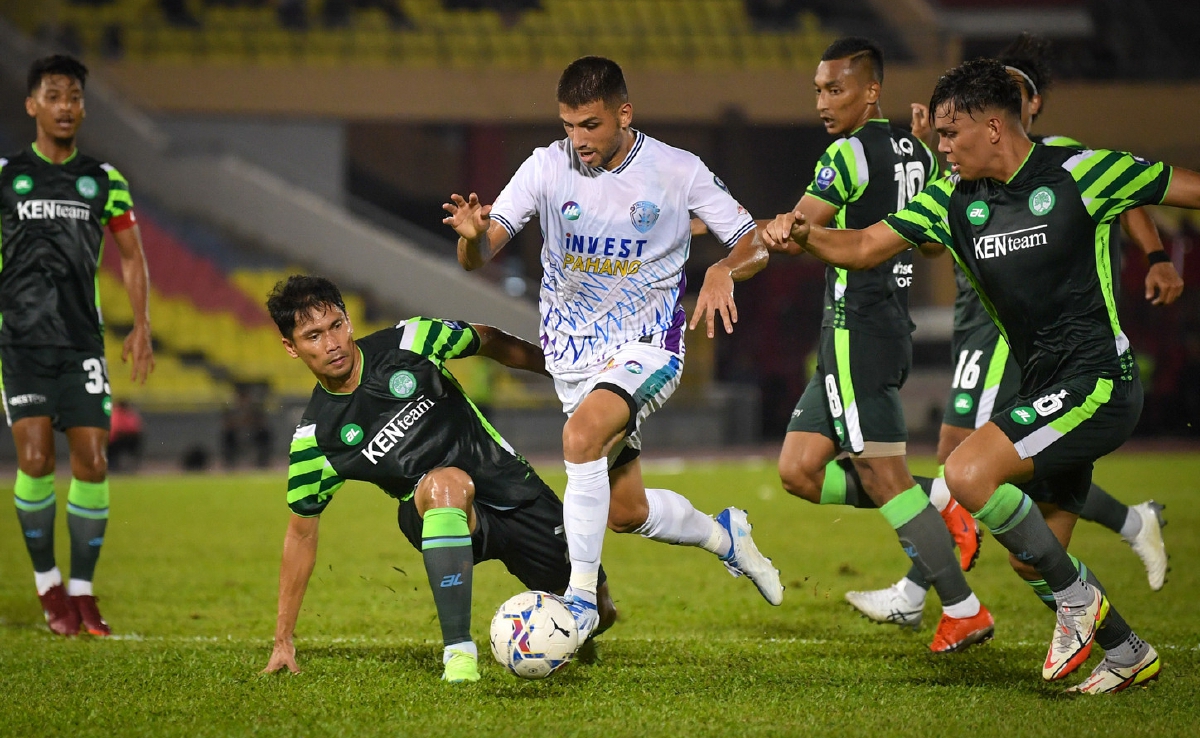 TIGA pemain Melaka United cuba menyekat kemaraaan pemain  Sri Pahang, Andres Steven Rodriguez Ossa (tengah). FOTO Bernama