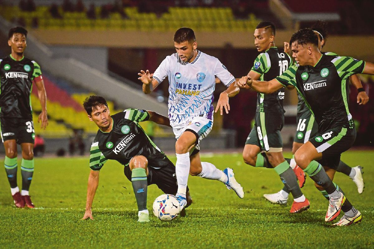 RODRIGUEZ (tengah) antara pemain yang tidak lagi bersama Sri Pahang FC. FOTO Bernama