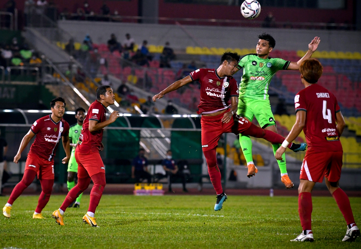 PEMAIN Melaka United, Mohd Akmal Md Zahir (jersi hijau)  diasak pemain Kelantan United  di Stadium Hang Jebat. FOTO Bernama  