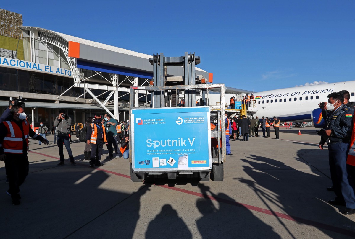PETUGAS membawa 20,000 dos vaksin Covid-19 Sputnik V yang tiba di Lapangan Terbang Antarabangsa El Alto La Paz. FOTO EPA 