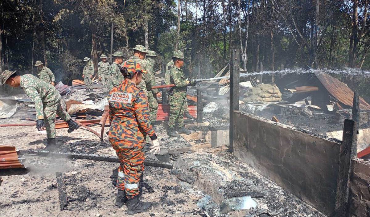 ANGGOTA tentera membantu bomba mengawal kebakaran yang memusnahkan kediaman Timbalan Menteri di Jabatan Premier Sarawak, di Bario. FOTO Ihsan JBPM