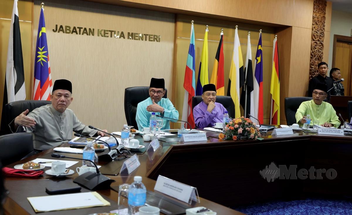 Anwar Ibrahim (dua, kiri) bersama Timbalan Perdana Menteri Datuk Seri Fadillah Yusof dan Ketua Menteri Sabah Datuk Seri Hajiji Noor pada sesi taklimat tertutup di Menara Kinabalu hari ini.