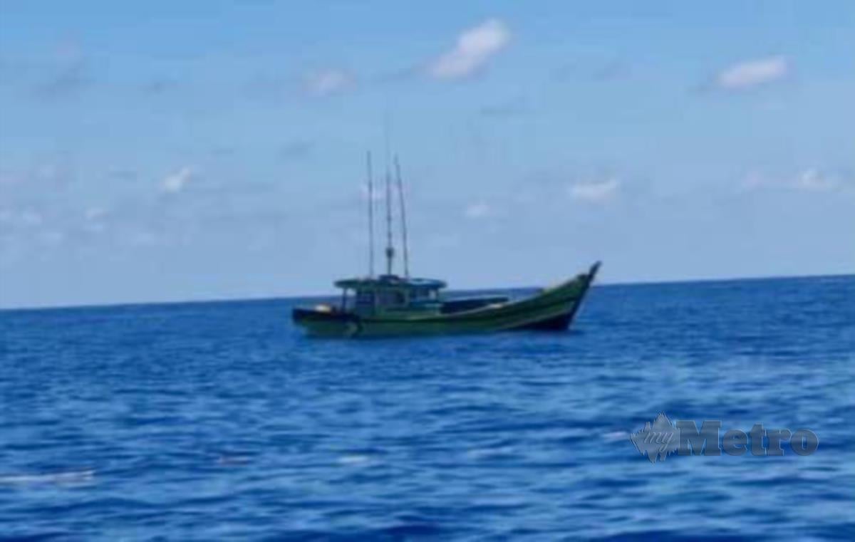 Tiga bot nelayan asing ditahan Maritim Malaysia di perairan Sarawak semalam. FOTO IHSAN MARITIM MALAYSIA