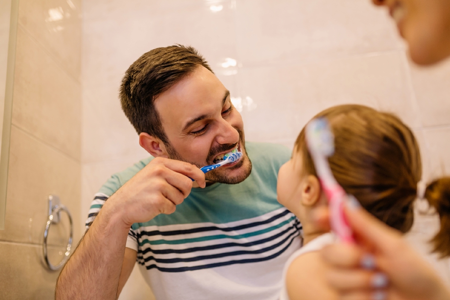 IBU bapa berperanan memupuk sikap positif terhadap kesihatan gigi. FOTO: Sumber Google