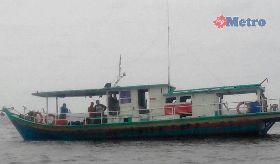 BOT yang dinaiki 10 pemancing terkandas kira-kira 9 batu nautika dari Kuala Selangor akibat kerosakan enjin. FOTO Ihsan Agensi Penguatkuasaan Maritim Malaysia.