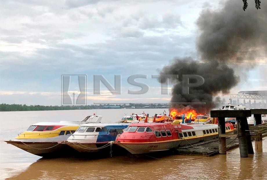 KEADAAN bot ekspres yang terbakar di Terminal Bot Ekspres Sibu, hari ini. FOTO Ihsan JBPM