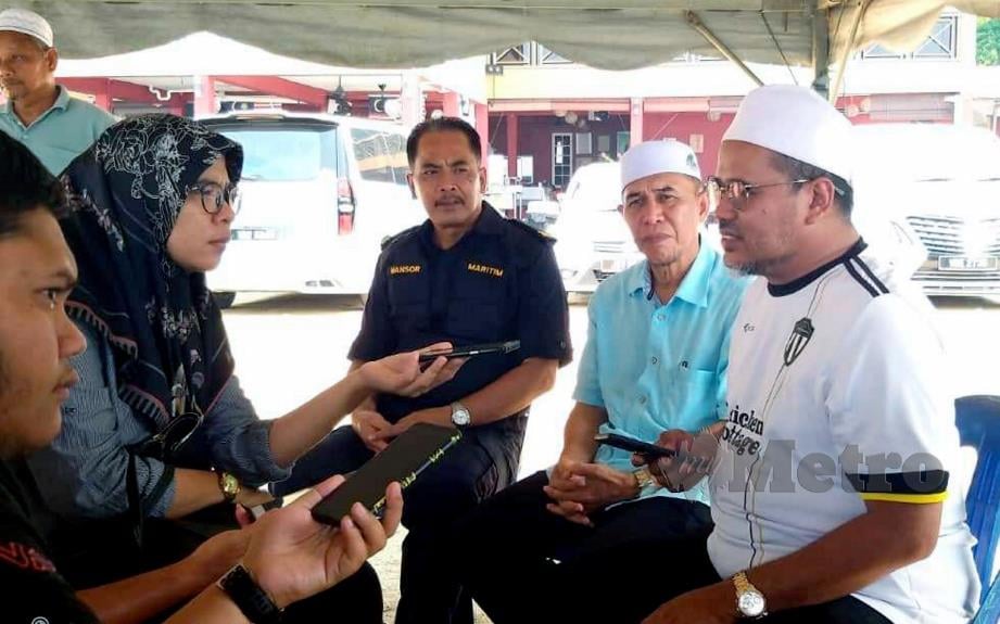 ARIFFIN (kanan) bercakap kepada pemberita pada sidang media selepas melawat keluarga mangsa di Jeti Kampung Rajawali Pulau Serai, Dungun, hari ini. FOTO Rosli Ilham.