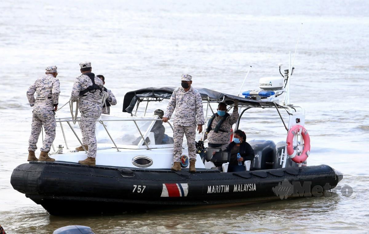 Anggota APMM membawa mangsa yang ditemukan selamat dalam kejadian bot karam di perairan Pontian Besar, Pontian hari ini. Foto Nur Aisyah Mazalan