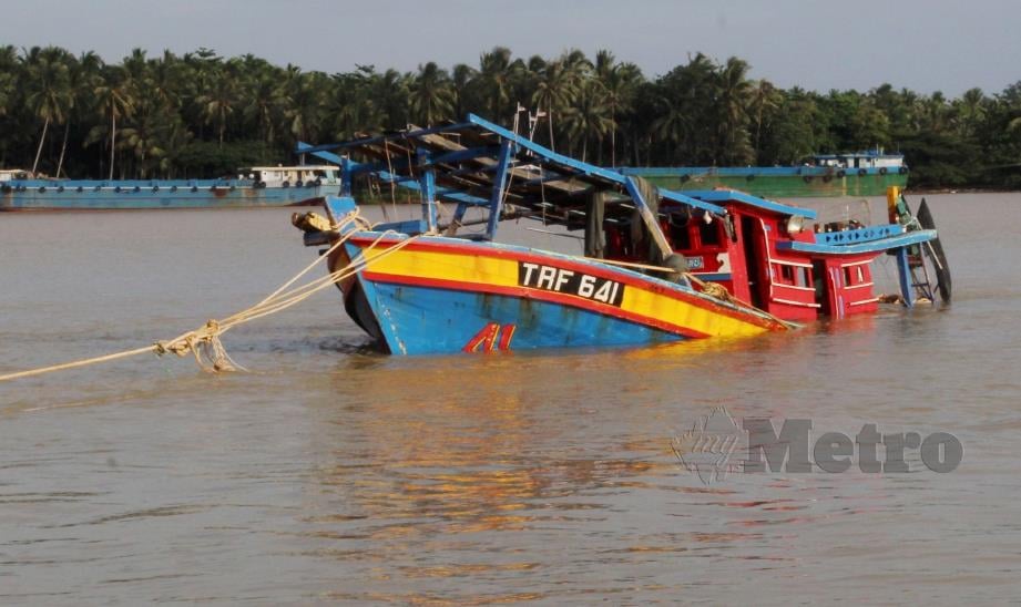 KEADAAN bot yang terbalik dalam kejadian dibadai ribut dan ombak besar di kawasan perairan  perairan Kemasin kini diletakkan di Jeti Lembaga Kemajuan Ikan Malaysia (LKIM) Kuala Besar. FOTO NIK ABDULLAH NIK OMAR
