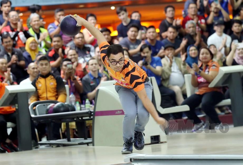 Ahmad Muaz membuat balingan pada perlawanan akhir lelaki terbuka pada Kejohanan Boling Terbuka antarabangsa Malaysia di Sunway Mega Lane. FOTO Owee Ah Chun.