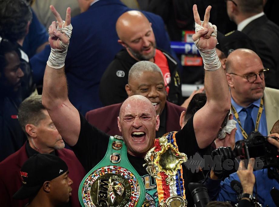 FURY meraikan kejayaan selepas menumbangkan Wilder di Kejohanan Heavyweight Majlis Tinju Dunia di MGM Grand Garden Arena di Las Vegas hari ini. FOTO AFP