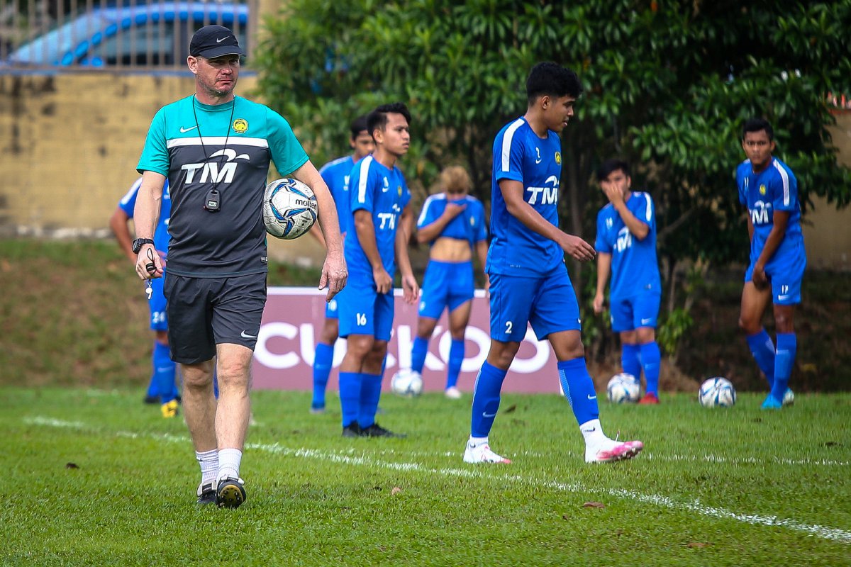 BRAD Maloney (kiri) akan membimbing pasukan mengharungi Kelayakan Kejuaraan Konfederasi Bolasepak Asia (AFC). FOTO Ihsan FAM