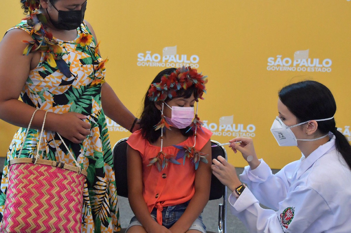 KANAK-KANAK menerima suntikan vaksin the Pfizer-BioNTech  di sebuah klinik di Sao Paulo, Brazil. AFP