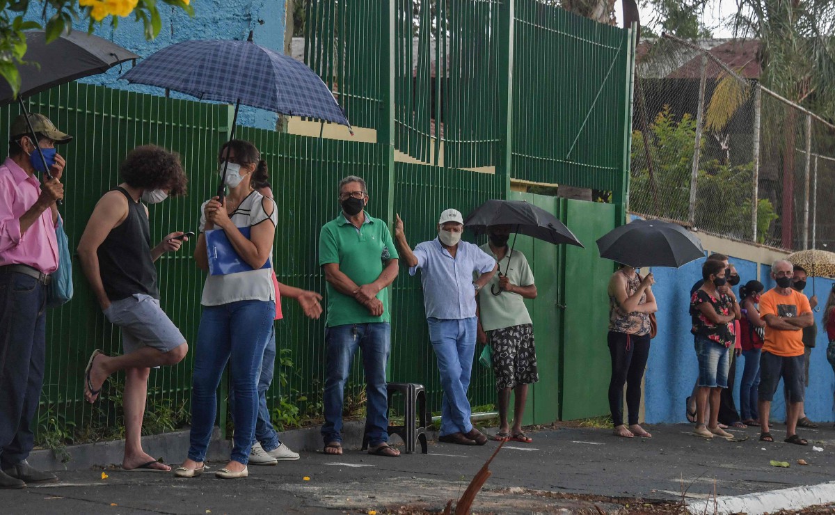 Penduduk di Serrana, Sao Paulo, beratur untuk menerima suntikan dos pertama vaksin Covid-19. FOTO AFP