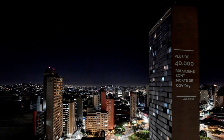 LAYAR tertulis lebih 40,000 rakyat Brazil meninggal dunia akibat Covid-19 di menara JK building di Belo Horizonte, Minas Gerais, Brazil. FOTO AFP.