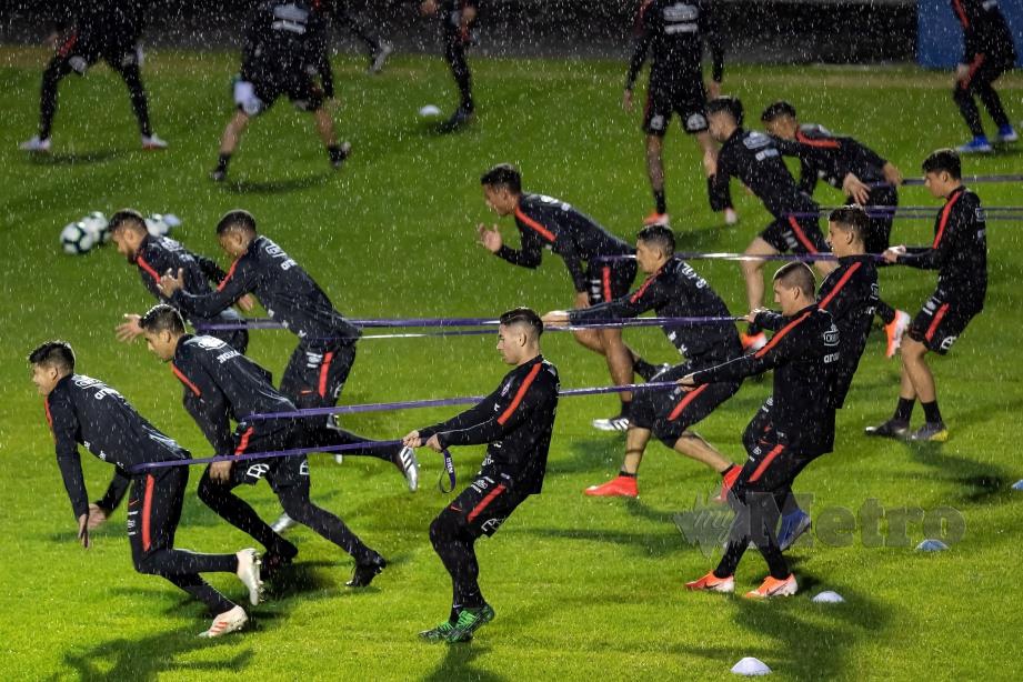 SKUAD Chile memanaskan badan ketika sesi latihan di  Porto Alegre semalam. - FOTO Agensi