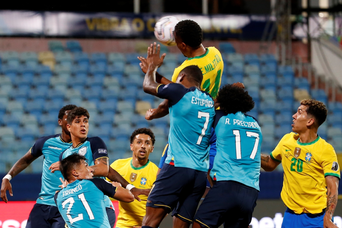 AKSI Militao melakukan tandukan untuk gol pendahuluan Brazil. FOTO EPA 
