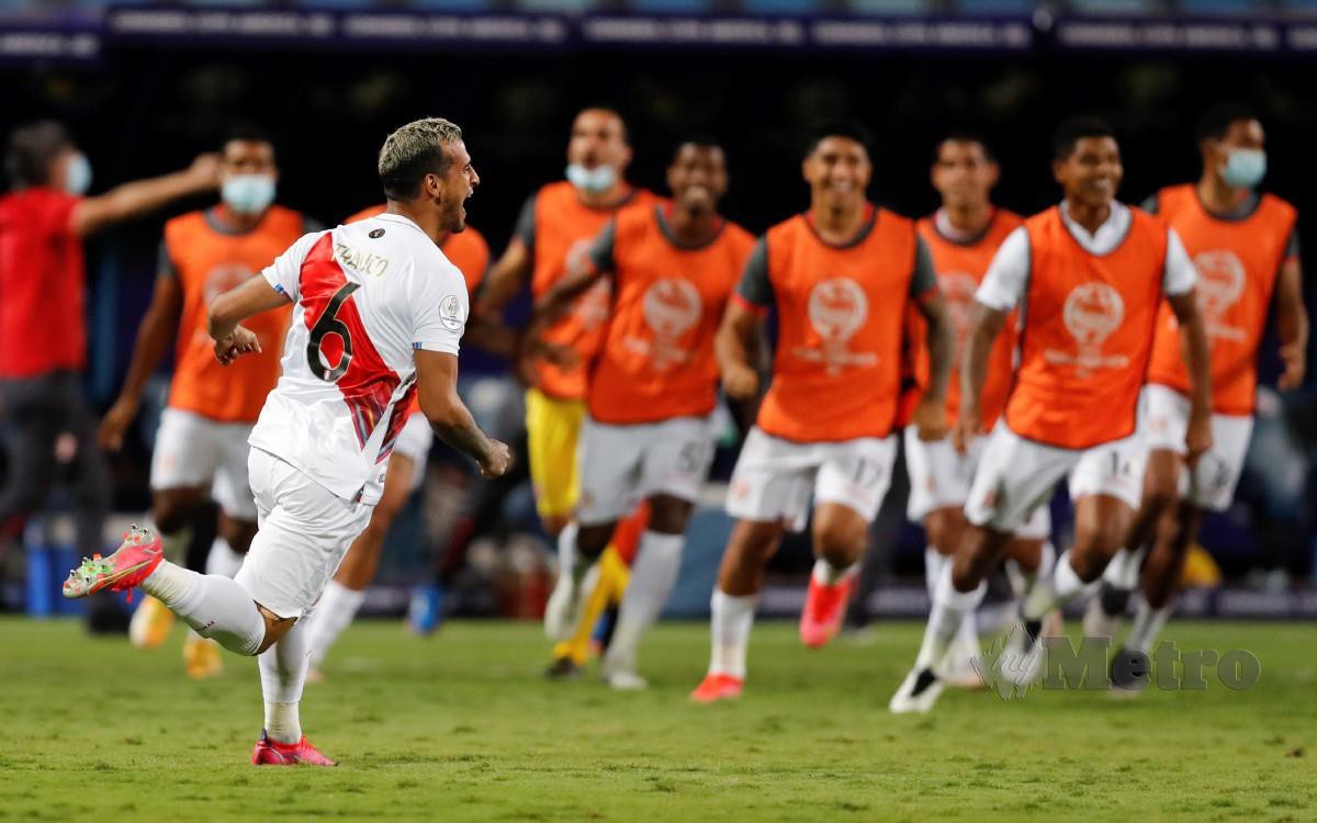 TRAUCO meraikan jaringan kemenangan selepas menyempurnakan sepakan penalti terakhir ketika berdepan Paraguay. FOTO EPA