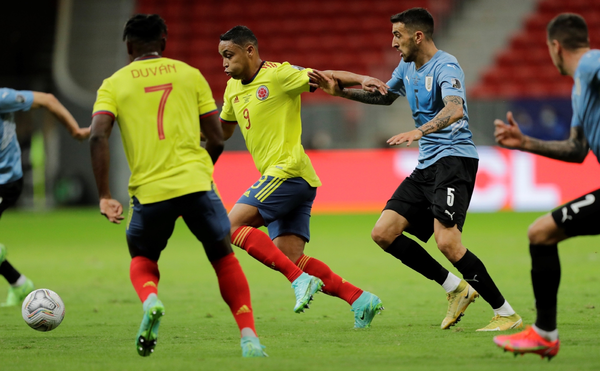 PEMAIN Colombia  Luis Muriel (tengah) diasak pemain Uruguay pada aksi suku akhir Copa America. FOTO EPA 