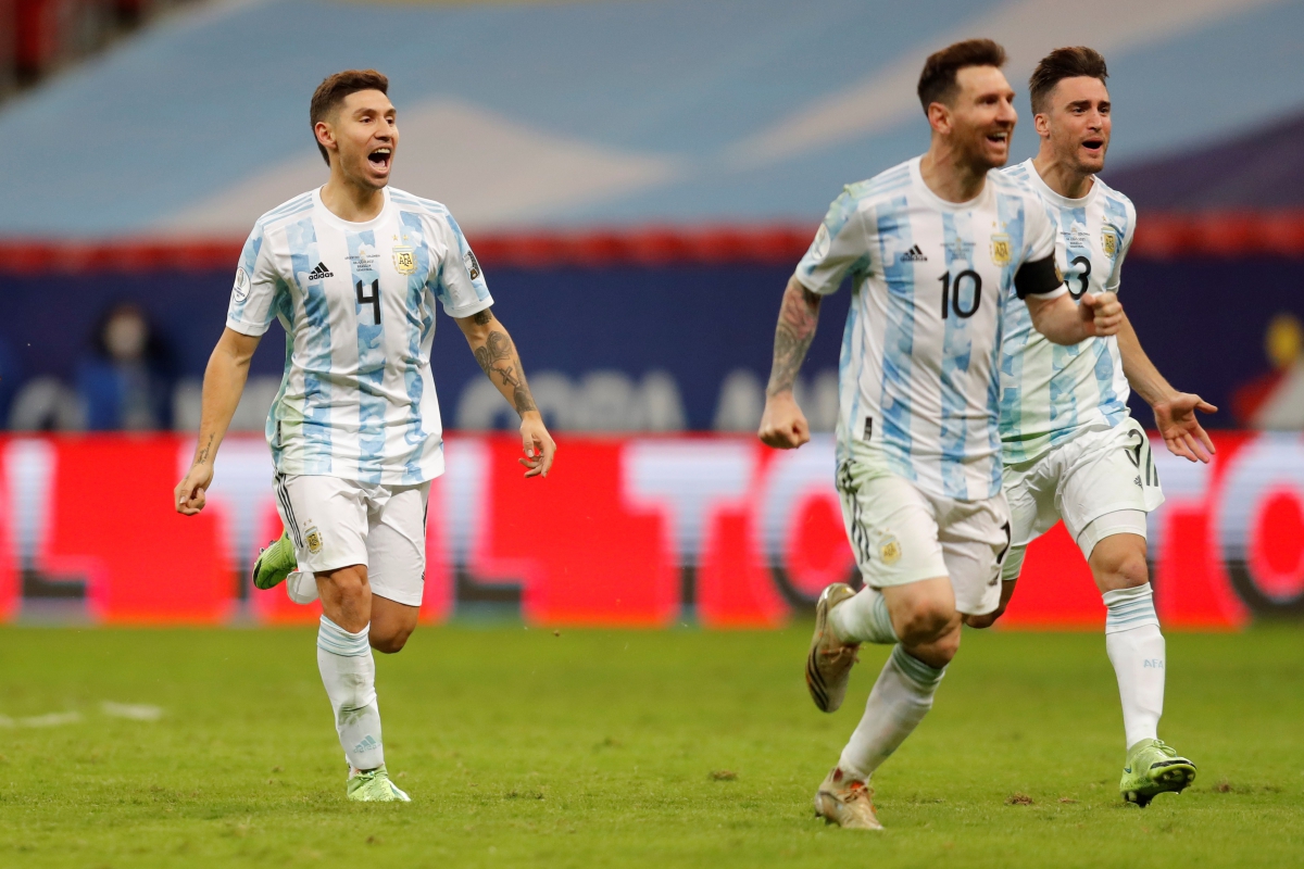 MESSI (tengah) meraikan kemenangan Argentina. FOTO EPA  