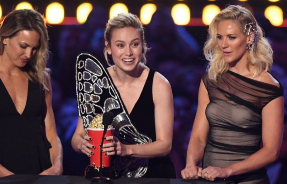 BRIE (tengah) menerima anugerah bagi kategori Babak Pertarungan Terbaik. FOTO/AFP