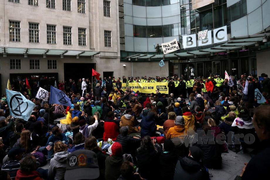 AKTIVIS perubahan iklim Extinction Rebellion menyekat pintu utama ibu pejabat stesen penyiaran BBC.
