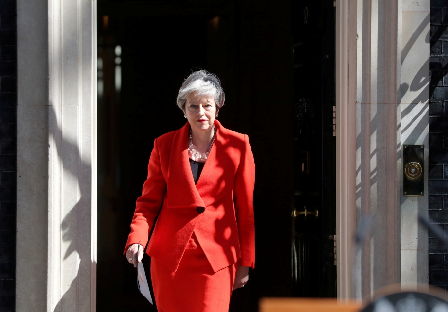 MAY ketika berucap di luar kediamannya di Downing Street. FOTO: AFP