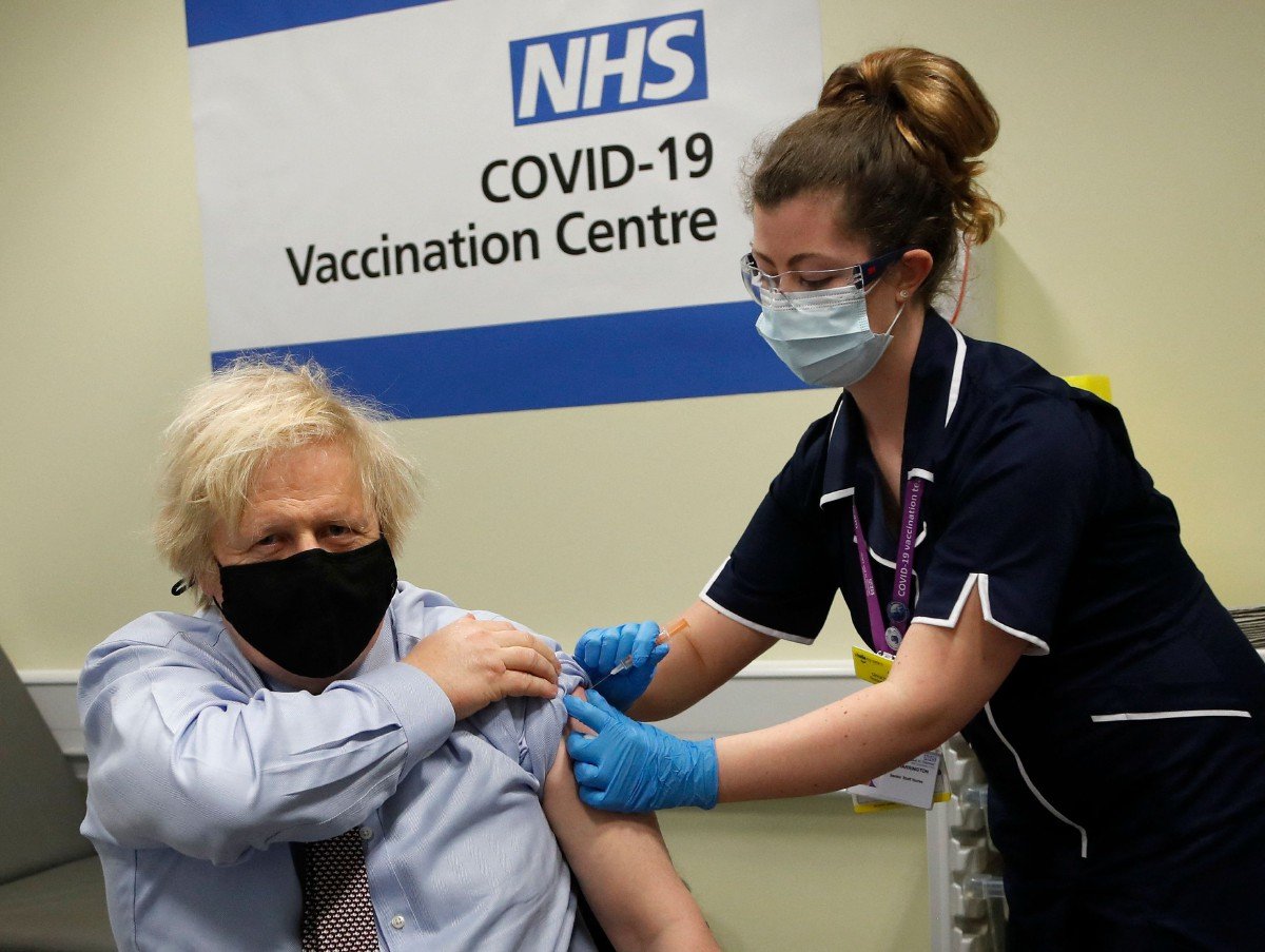 Boris Johnson menerima suntikan dos pertama vaksin AstraZeneca. FOTO AFP 