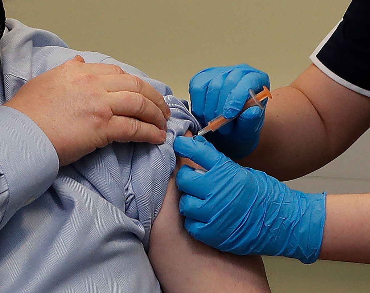 PERDANA Menteri UK, Boris Johnson ketika menerima suntikan dos pertama vaksin AstraZeneca, Jumaat lalu. FOTO AFP 