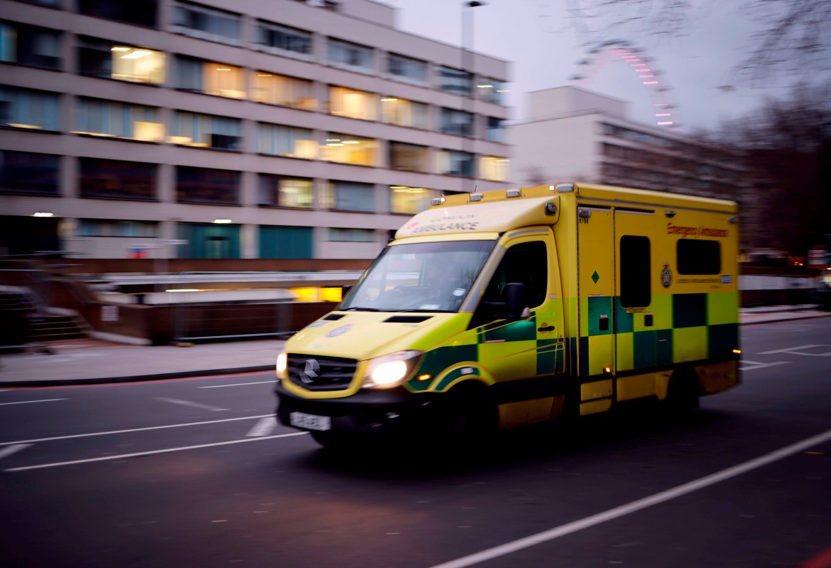 SEBUAH ambulans melepasi Hospital St Thomas, London, ketika negara itu merekodkan lonjakan kes baharu Covid-19.  FOTO AFP