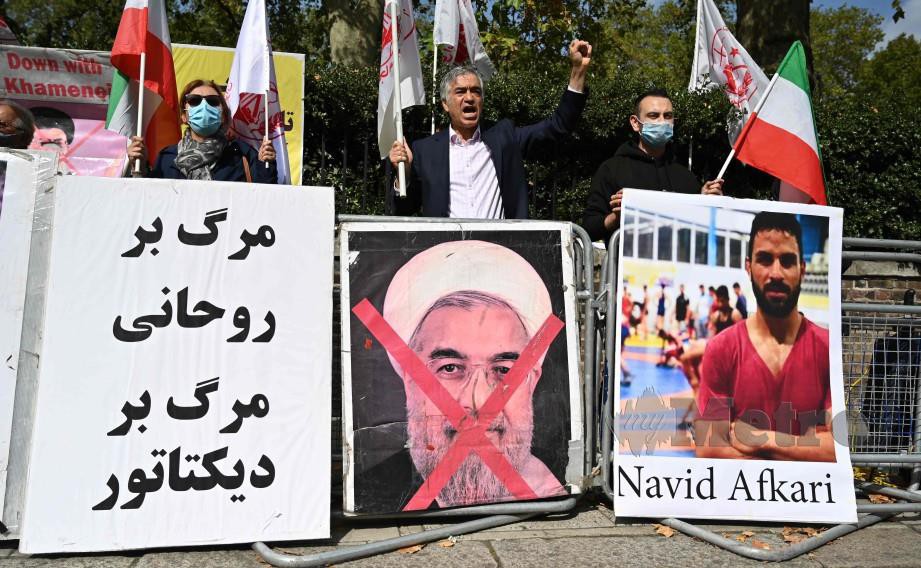 PROTES dilakukan di luar kedutaan Iran di London akibat tidak berpuas hati dengan hukuman yang dikenakan terhadap Afkari. FOTO AFP