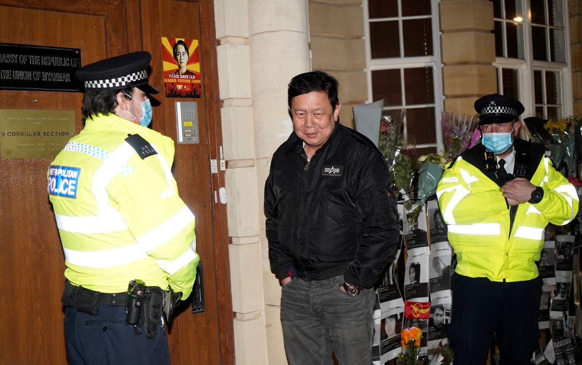 Kyaw Zwar Minn menunggu di luar bangunan Kedutaan Myanmar di London. FOTO AFP 