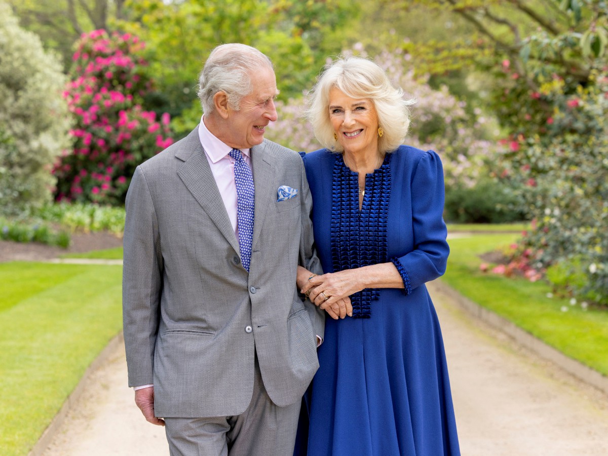 RAJA Charles dan Ratu Camilla di taman istana, Buckingham Palace Gardens ketika meraikan ulang tahun perkahwinan mereka. FOTO Millie Pilkington/Buckingham Palace/Handout via Reuters