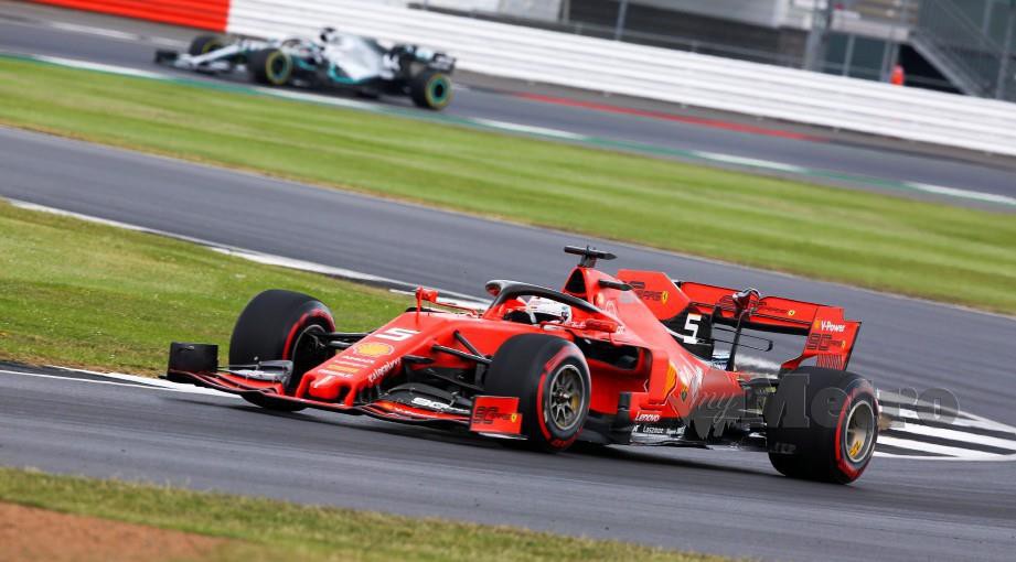 Jentera Ferrari yang dipandu Sebastian Vettel dalam sesi latihan di GP Britain. FOTO EPA