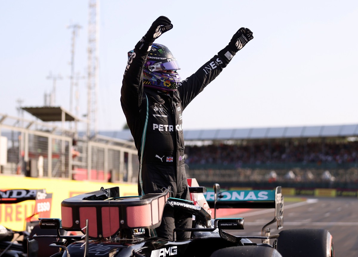 Reaksi pelumba F1 Mercedes, Lewis Hamilton apabila berjaya menduduki petak utama selepas sesi kelayakan di GP British dekat litar Silverstone, Britain. FOTO Agensi