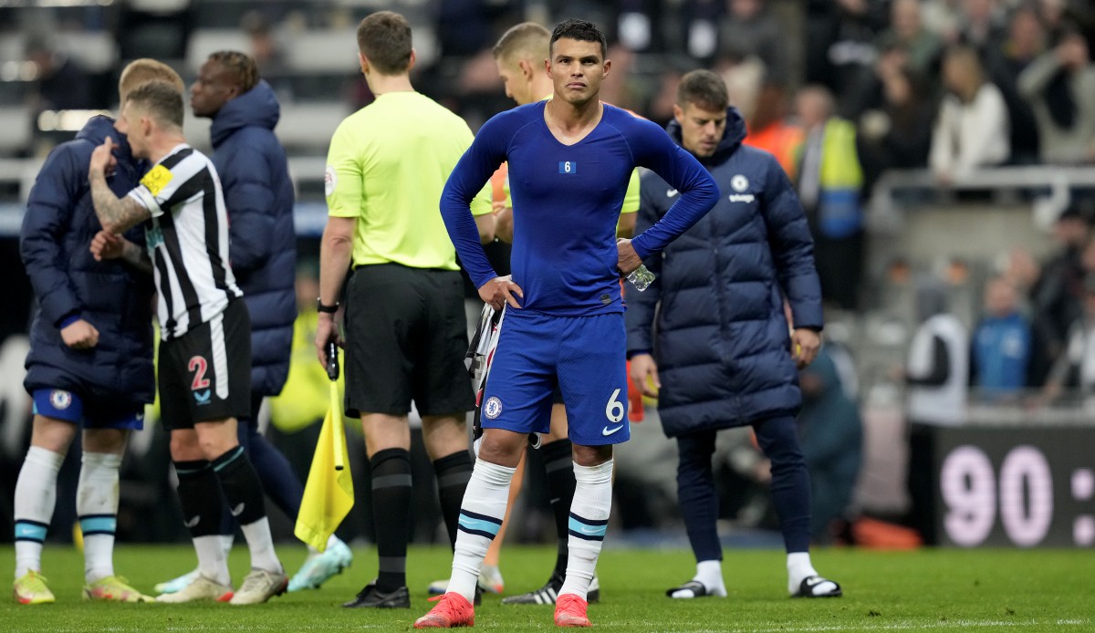 THIAGO Silva kecewa selepas Chelsea tumpas 0-1 kepada Newcastle. FOTO EPA