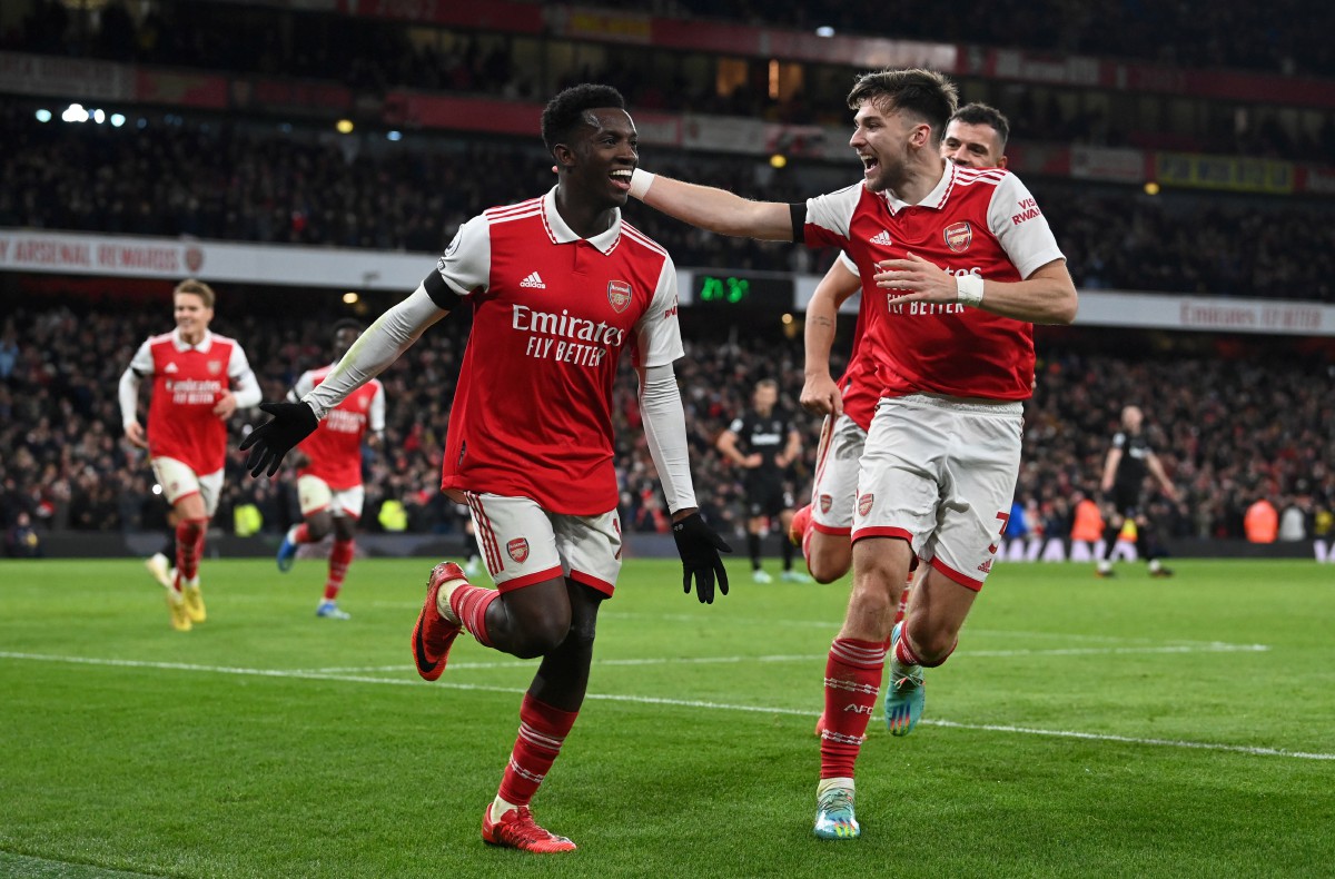 Nketiah (kiri) meraikan gol ketiga Arsenal. -FOTO EPA 