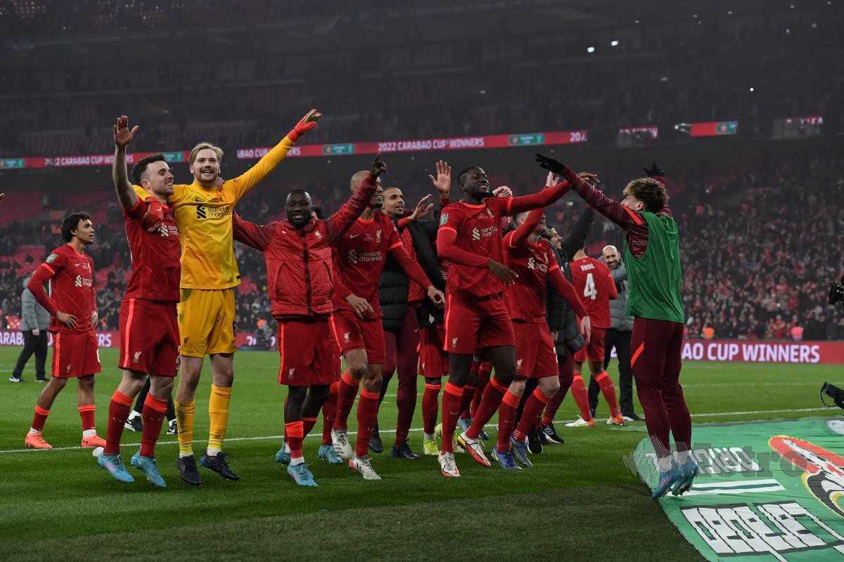 BARISAN pemain Liverpool meraikan kejayaan mereka muncul juara. -FOTO EPA