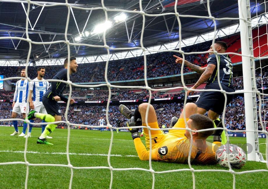 JESUS (kiri) meraikan jaringan kemenangan di Stadium Wembley. - FOTO AFP  