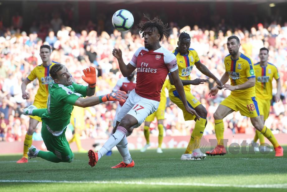 PEMAIN Arsenal Alex Iwobi (tengah) terlepas peluang menjaringkan gol di   Emirates. - FOTO Agensi